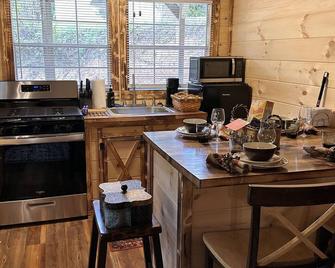 Great New Downtown Tiny House 2 minutes to Smoky Mountain Railroad,dogs welcome - Bryson City - Cocina