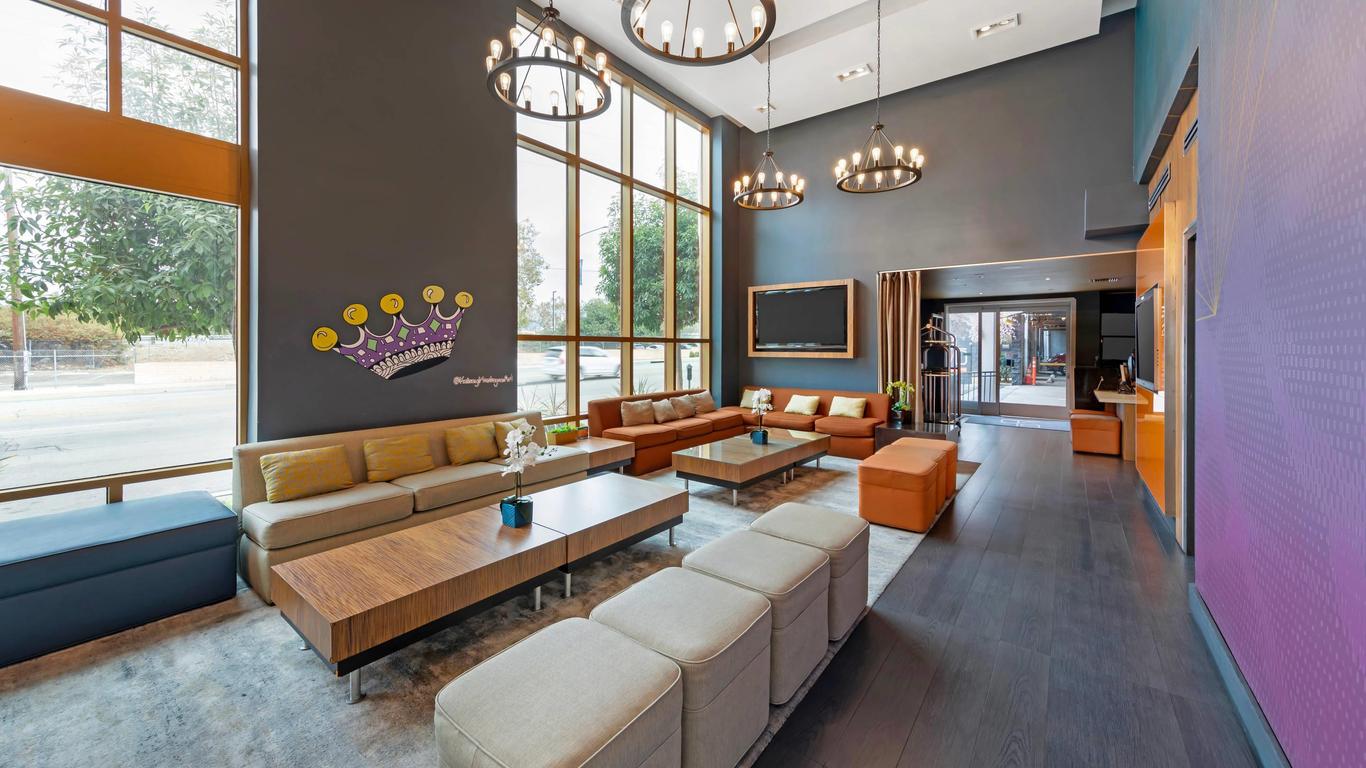 بلفيفد ههوتل آند ستوديوز يونيفيرسال هوليوو ، آن أسيند كوليكشن هوتل