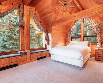 Snowridge Chalet by Outpost Whistler - Whistler - Chambre
