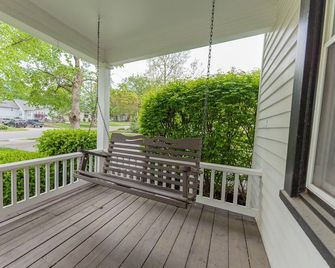 Great Space! 2 Blocks from Downtown Lee's Summit! - Lee’s Summit - Balkon