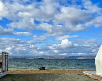 Dome 5 · Luxury Lakeside Dome Experience Private Hot Tub - West Bay