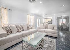 Luxury, cozy, clean home in a private neighborhood - North Las Vegas - Living room