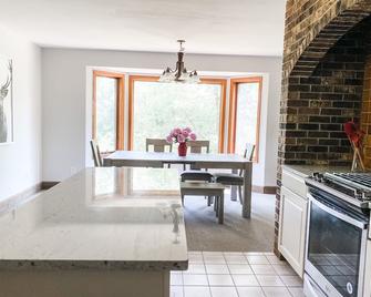 Luxury Ranch Compound on 300 acres, just outside Galena Territory. 30 bedrms. - Elizabeth - Dining room