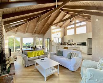 4-Minute Walk to Private Beach in Exclusive Hither Hills; Ocean Views; Modern - Montauk - Living room