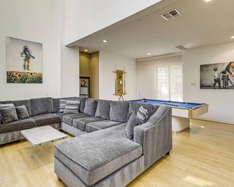 Less Than 2 Mi to Galleria Spacious Houston Home! - Houston - Living room