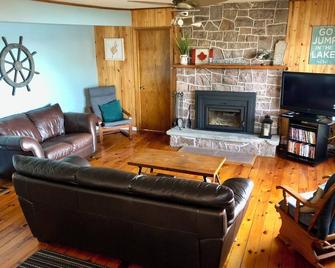 Parisi's Paradise - Trophy Muskie Fishing on Stoco Lake! - Tweed - Living room