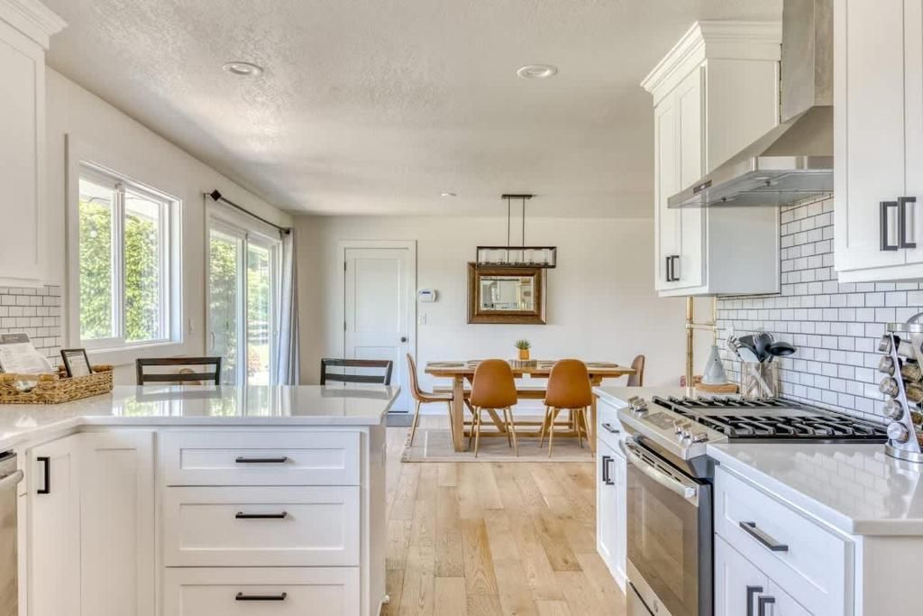 Vogel Vacation - Spacious Secluded, Hot Tub & Game Room