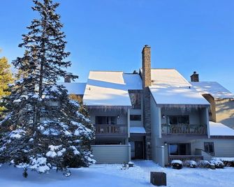 Cozy, relaxing condo overlooking Whiteface Club Resort near Jackrabbit trail. - Lake Placid - Edificio