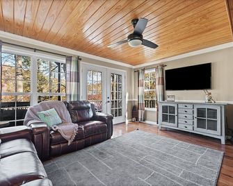 Perfect lakefront house in quite cove! Walking distance to Mt Lake Marina. br - Rocky Top - Sala de estar