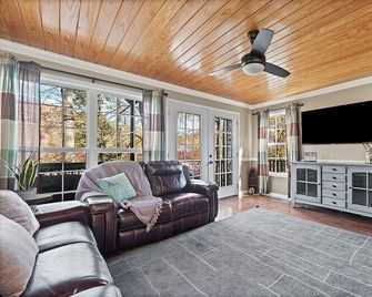 Perfect lakefront house in quite cove! Walking distance to Mt Lake Marina. br - Rocky Top - Sala de estar