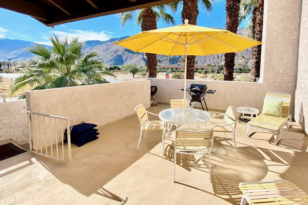 Downtown Mountain View Condo with Private Patio and Vaulted Ceilings - פאלם ספירנגס - מרפסת