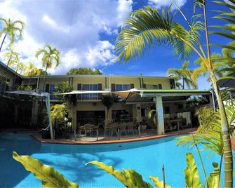 Crystal Garden Resort & Restaurant - Cairns - Pileta