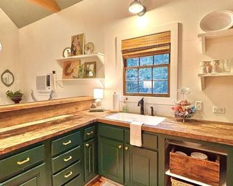 The Cottage, 2BR Farm Stay by Velvet Ditch Villas - Oxford - Kitchen