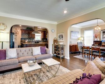 2 Mi to Beach Galveston Vacation Rental! - Galveston - Living room