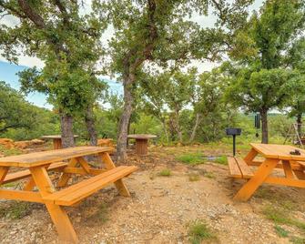 'galactikitty' - Quirky Cabin Near Lake Brownwood! - Brownwood - Innenhof