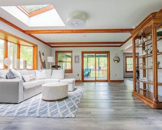 Hook, Wine, & Sinker in Eagles Mere - Eagles Mere - Sala de estar