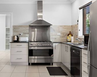 Waterfront Treetops Getaway - Wangi Wangi - Cocina