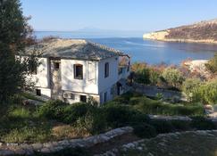 Skidia Apartment 1 with 50m² (4 beds + 2 extra beds possible) - Thasos Town - Budynek