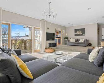 Redwoods Retreat - Rotorua - Living room