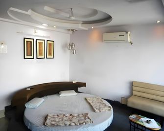 Labh Hotel - Morvi - Bedroom