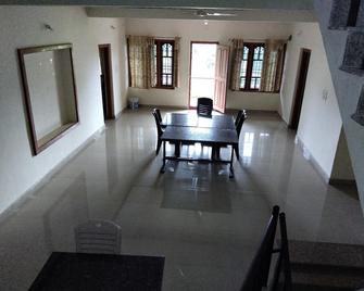 Coorg Cardamom Estate Stay - Madikeri - Їдальня