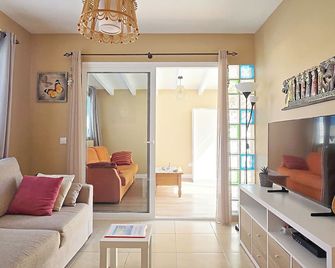 Apartment With Swimming Pool Near The Sea - Corralejo - Sala de estar