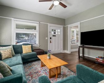 Spacious 4 Bedroom Home in Downtown Long Beach - Long Beach - Sala de estar