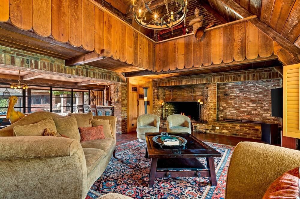 Charming Storybook Home by Carr Jones - סקרמנטו - טרקלין