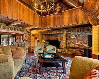 Charming Storybook Home by Carr Jones - Sacramento - Hol