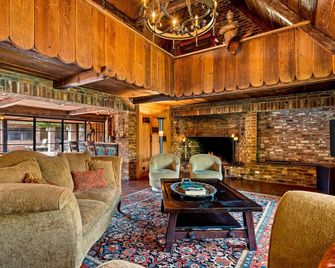 Charming Storybook Home by Carr Jones - סקרמנטו - טרקלין