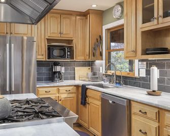 North Chickamauga Creekside Retreat · 3br Escape! - Soddy Daisy - Kitchen