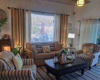 Hidden Haven - 2 bedrooms with ensuite baths & living /dining and full kitchen. - Venetian Road Settlement - Salon