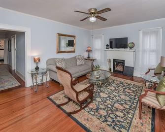 The Garden Spot - Next to Glencairn Garden, near Winthrop & RH indoor sport - Rock Hill - Living room