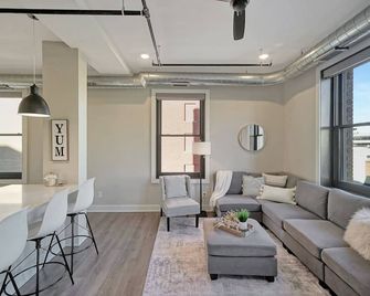 Newly renovated condo in downtown Lincoln, NE! - Lincoln - Living room