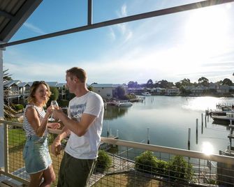 Captains Cove Resort - Absolute Waterfront Apartments - Bairnsdale - Balkon