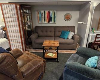 Private entrance/space. Peaceful getaway. Close to events. King bed. Amenities! - Dubuque - Living room