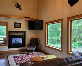 Remote Humptulips River Cabin! - Hoquiam - Living room