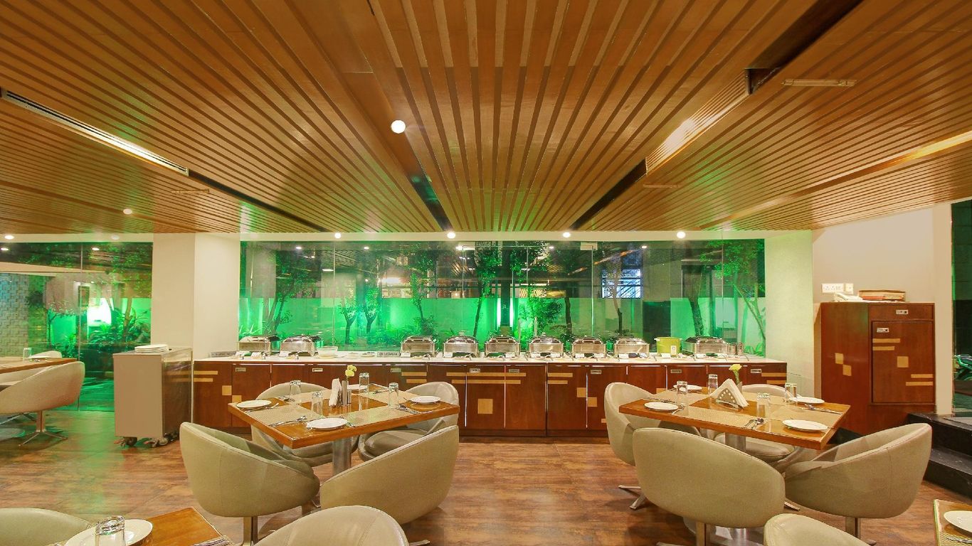 Monarch Luxur - Infantry Road