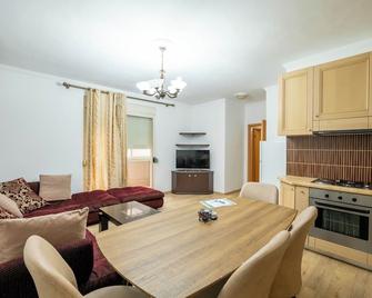 Tirent Apartment - Spacious 2-Bedroom Stay Near Liqeni i Thatë - Tirana - Spisestue