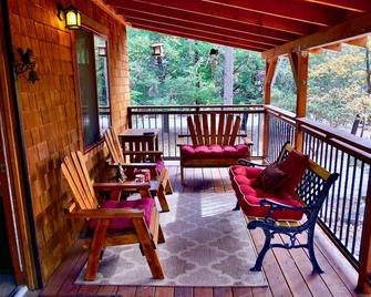 Tuckett Inn: Charming Style Cottage Sleeps Up 4 Guests! New Listing - Idyllwild - Balcony