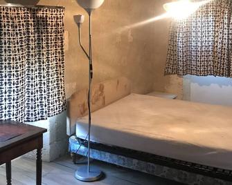 Renovated former stable, on a hill overlooking the countryside, close to the village. - Mareuil - Chambre