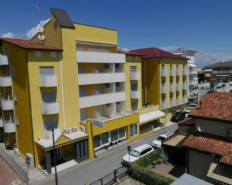 Hotel Nederland - Caorle - Building