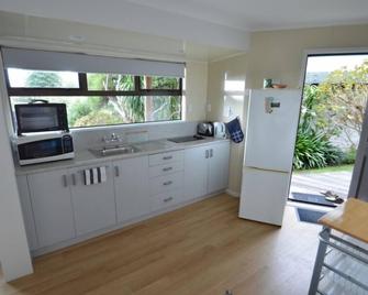 Beachfront Apartment - Coopers Beach - Mangonui - Cocina