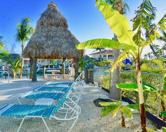 Duplex In Duck Key 3/2 W/90' Private Dock, Trailer Storage Included - Marathon - Piscina