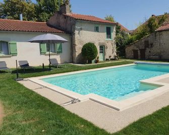 Renovated cottage in Charroux with private pool and terrace - Charroux - Piscina