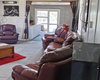 With the lake on your doorstep, BEACH 2 minutes away and river swimming hole . - Opunake - Living room