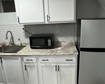 Peaceful One Bedroom in University District - Buffalo - Kitchen