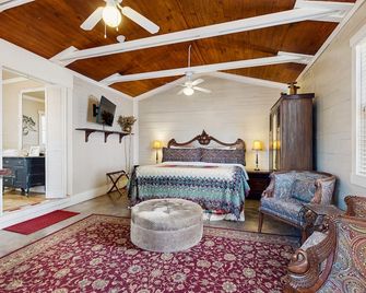 Romantic studio suite with a jetted tub & old-world comfort - Fredericksburg - Habitación