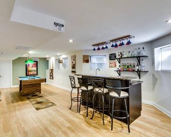 Perfect for Groups! Steps to the Beach and Room for All! Enjoy All Andersonville Has to Offer! by AllSet Turnover - Chicago - Bar