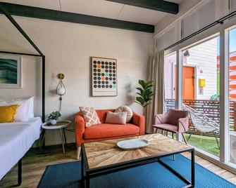 Stay At The Hermosa Pier Luxe Studio - Hermosa Beach - Living room